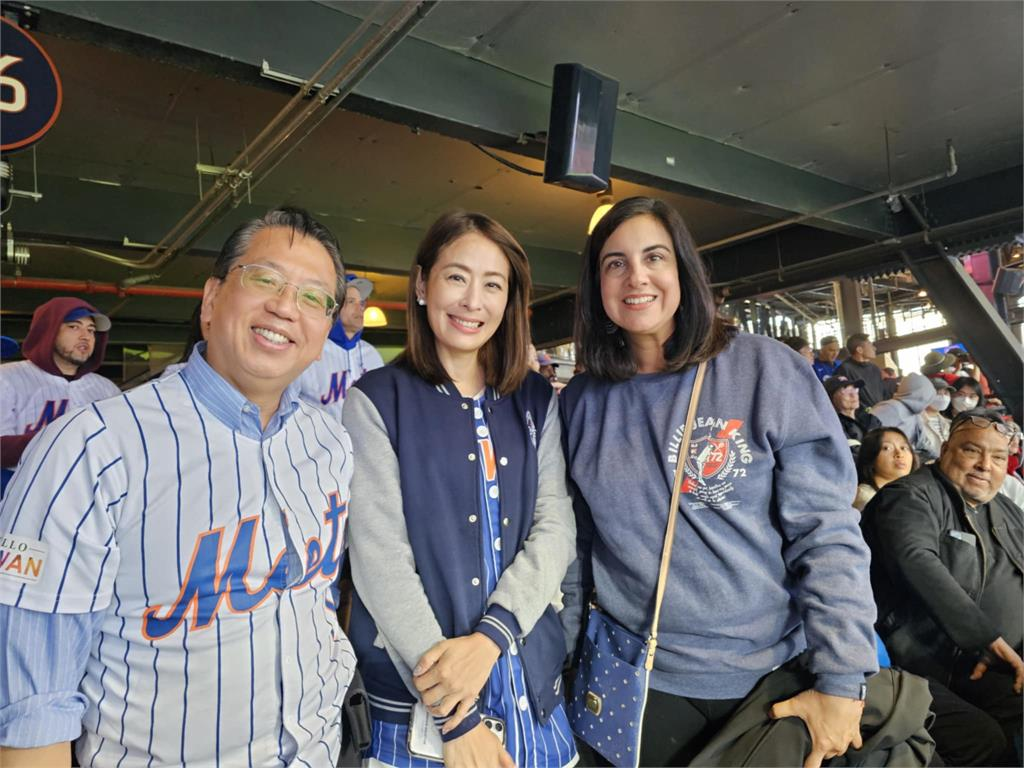 江明信、賈永婕與美國眾議員馬爾利奧塔克斯(左至右)在紐約花旗球場合影。