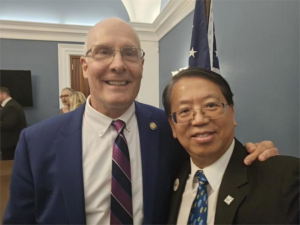 身為IPAC夥伴的「Hello Taiwan」執行長江明信（右）受到Select Committee on the CCP與IPAC共同邀請，加入閉門交流。