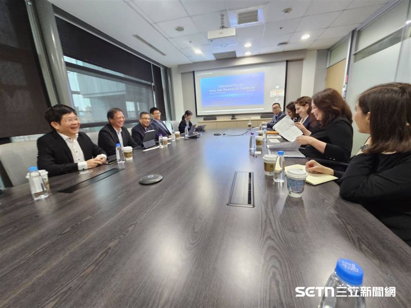 江明信與達克沃絲參議員前往富士康參訪,他們針對電動車、人工智慧伺服器、AI健康應用、新一代開源AI 平台、量子運算與資安通訊等發展做了簡報與交流。(圖/受訪者提供)