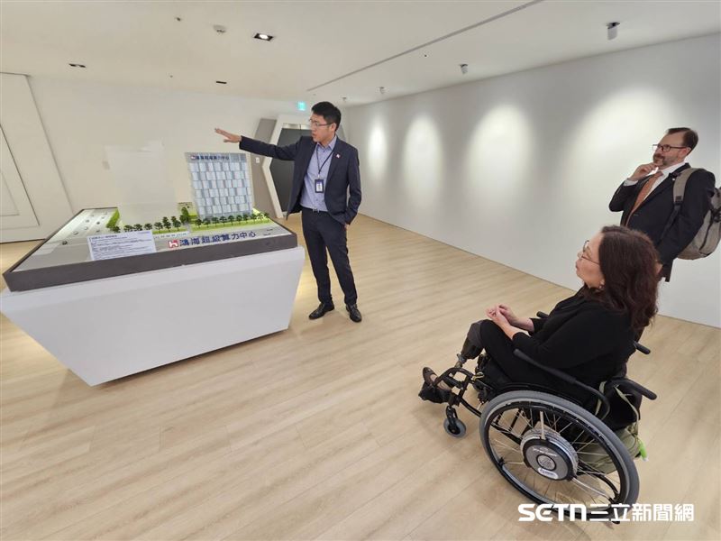 達克沃絲非常認真聆聽專業人士的講解。(圖/受訪者提供)