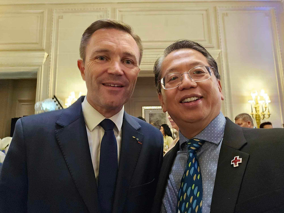 Hello Taiwan執行長江明信（右）與法奧委會主席David Lappartient熱情歡迎（左）