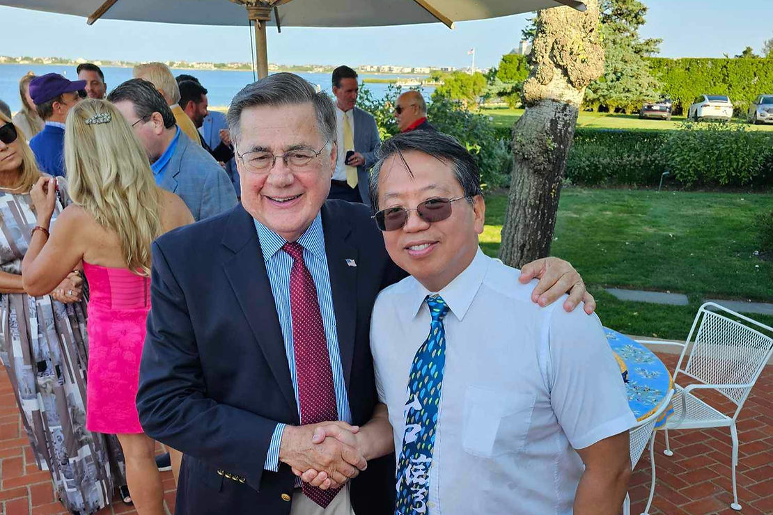 蘇福克郡郡長Edward P. Romaine(左)與Hello Taiwan 執行長